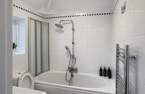 Seisdon House | Modern 3 BR Bham HS2 Netflix Free Parking WIFI