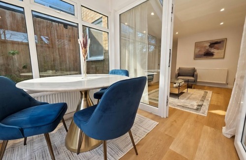 Hemel Hempstead House | Modern 3BR Home - Super King, Office & Garden