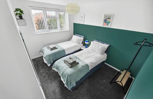 Royal Leamington Spa House | Modern 3BR, Sleeps 6, Great for groups, free parking, fast WiFi