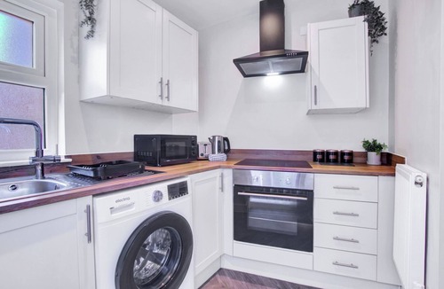 Gloucester House | Modern 4-Bed Home | Smart TV | Garden