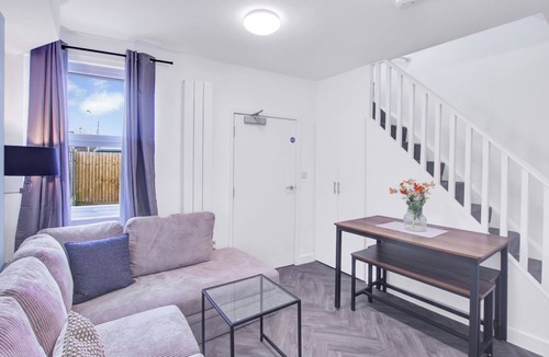 Gloucester House | Modern 4-Bed Home | Smart TV | Garden