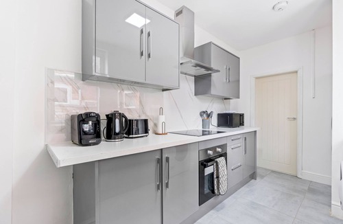 Oadby House | Modern 4BR Leicester Home | Garden | Sleeps 10