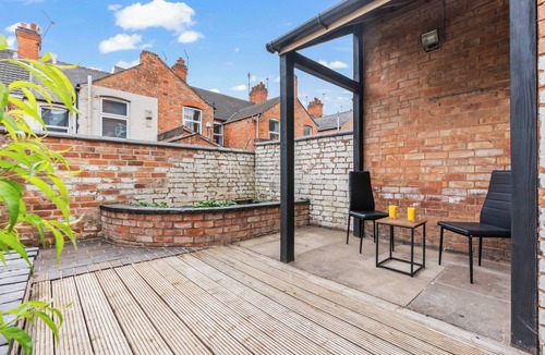 Oadby House | Modern 4BR Leicester Home | Garden | Sleeps 10