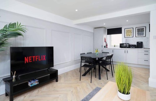 Galashiels Apartment | Modern 5 BED-2 BATH Apartment - by Holiday Homes