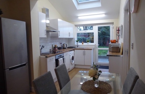 Birmingham House | Modern 6-Bed-Groups-Contractors Parking Vans-Cars