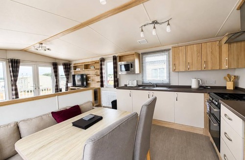 Kessingland House | Modern 6 berth caravan with full decking at Kessingland Beach ref 90010TD