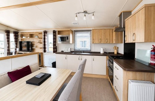 Kessingland House | Modern 6 berth caravan with full decking at Kessingland Beach ref 90010TD