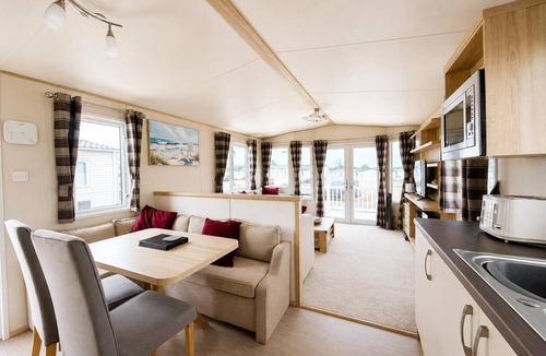 Kessingland House | Modern 6 berth caravan with full decking at Kessingland Beach ref 90010TD