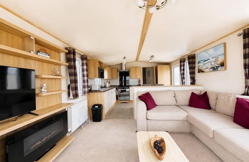 Kessingland House | Modern 6 berth caravan with full decking at Kessingland Beach ref 90010TD