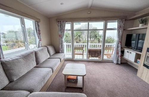 Pakefield House | Modern 6 Berth Caravan With Wifi Nearby Pakefield Beach Ref 68028Cr