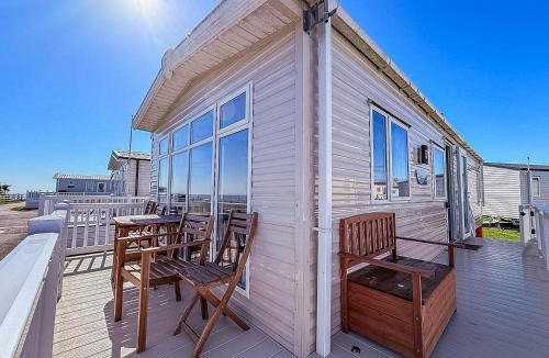 Pakefield House | Modern 6 Berth Caravan With Wifi Nearby Pakefield Beach Ref 68028Cr