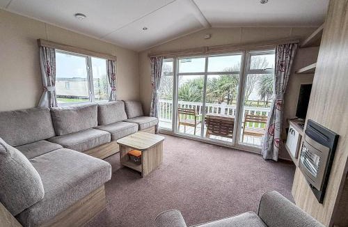 Pakefield House | Modern 6 Berth Caravan With Wifi Nearby Pakefield Beach Ref 68028Cr