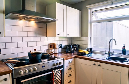 Sheffield House | Modern 6BR property in Sheffield contractor friendly (with parking)