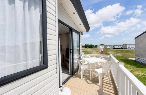 Harwich House | Modern 8 berth caravan at Dovercourt Holiday Park ref 44003BW