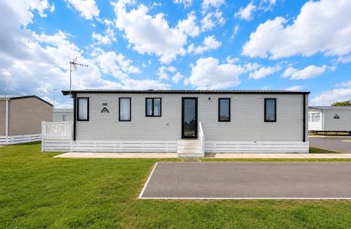 Harwich House | Modern 8 berth caravan at Dovercourt Holiday Park ref 44003BW