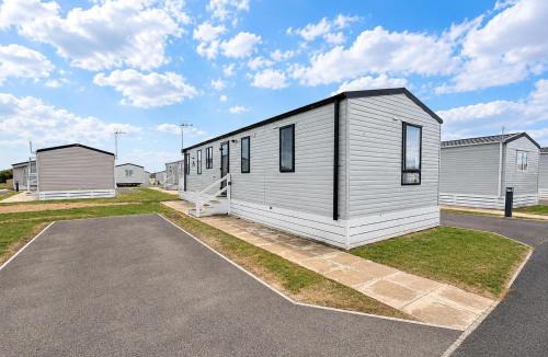 Harwich House | Modern 8 berth caravan at Dovercourt Holiday Park ref 44003BW