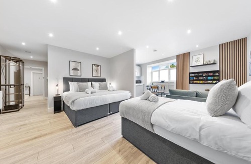 Southgate Green Apartment | Modern AC Studio Arnos Grove 3 Beds Tube Access Parking & Wifi