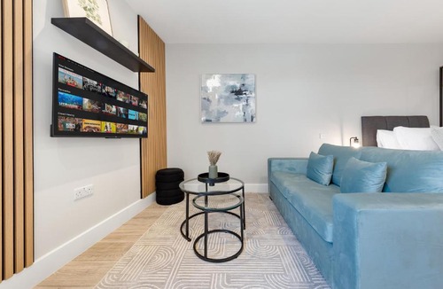Southgate Green Apartment | Modern AC Studio Arnos Grove 3 Beds Tube Access Parking & Wifi