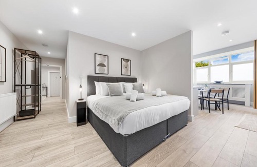 Southgate Green Apartment | Modern AC Studio Arnos Grove 3 Beds Tube Access Parking & Wifi