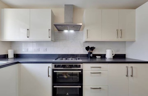 Cambridge House | Modern and Spacious Townhouse with Free Parking | Pass the Keys