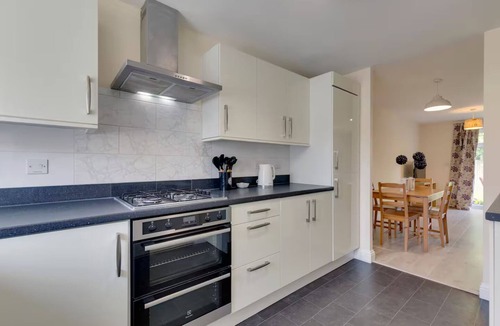 Cambridge House | Modern and Spacious Townhouse with Free Parking | Pass the Keys
