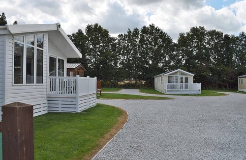 Arnold House | Modern and spacious holiday home with double and twin room.