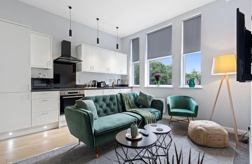 Mapperley Apartment | Modern Apartment King with Free Parking Suite 6
