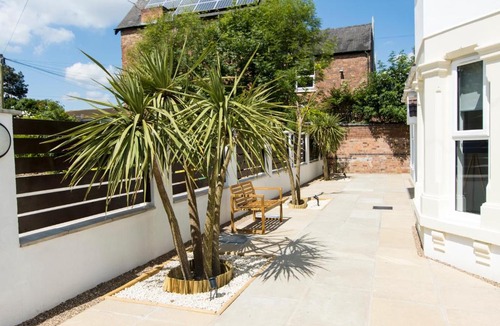 Mapperley Apartment | Modern Apartment King with Free Parking Suite 6