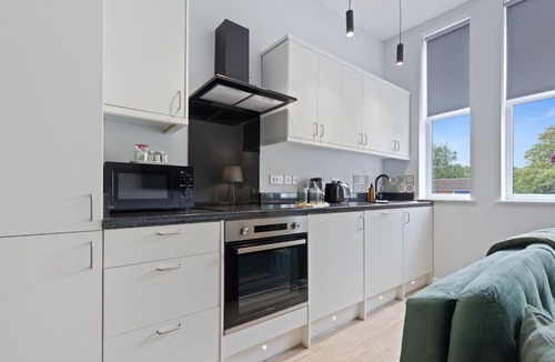 Mapperley Apartment | Modern Apartment King with Free Parking Suite 6
