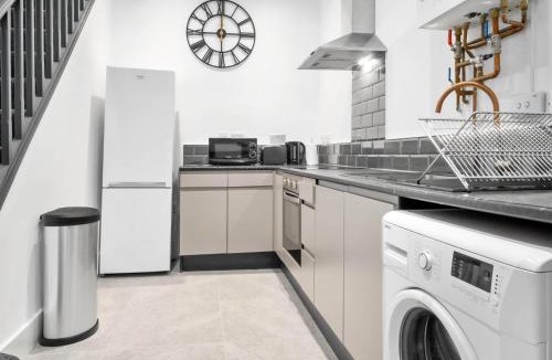 Cradley Apartment | Modern Apartment - Netflix&Parking 49B