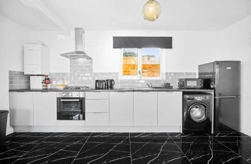 Cradley Heath Apartment | Modern Apartment - On Street Parking - Netflix 1MH