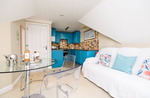 West Looe House | Modern apartment with fabulous views, close to town and beach.