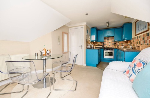 West Looe House | Modern apartment with fabulous views, close to town and beach.