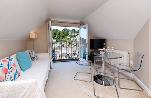 West Looe House | Modern apartment with fabulous views, close to town and beach.