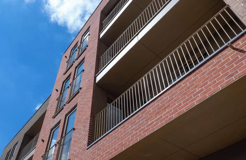 Cricket Green Apartment | Modern Apts with Balcony in Mitcham