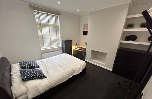 Stoke-on-Trent House | Modern & Bright 4 Bedroom Home