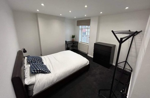 Stoke-on-Trent House | Modern & Bright 4 Bedroom Home