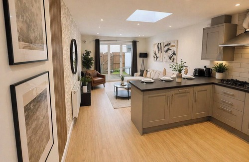 Hanham Apartment | Modern Bristol Abode - Parking and Garden