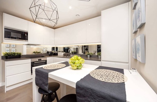 London Borough of Bromley Apartment | Modern Bromley Penthouse with Balcony Views