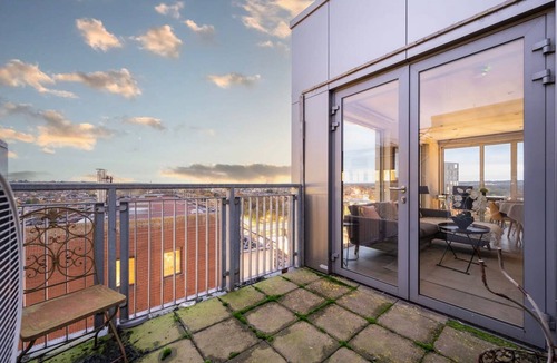 London Borough of Bromley Apartment | Modern Bromley Penthouse with Balcony Views