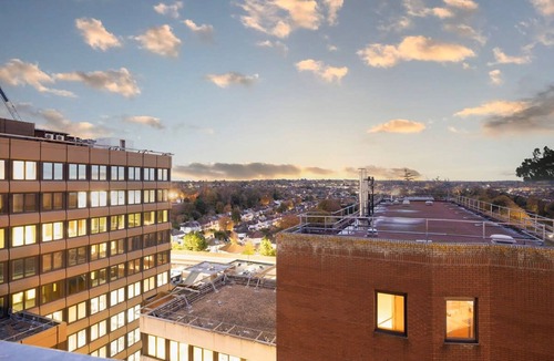 London Borough of Bromley Apartment | Modern Bromley Penthouse with Balcony Views