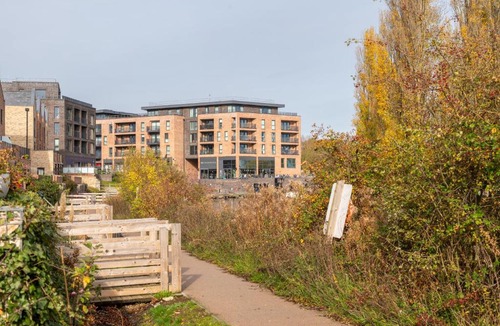 Milton Keynes Apartment | Modern Canal-Side Apartment in Milton Keynes