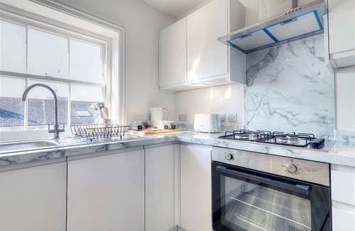 Maidstone Apartment | Modern central 2-Bed Apartment | Parking | Sleeps 5 | Near London Links