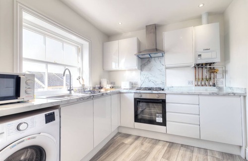 Maidstone Apartment | Modern central 2-Bed Apartment | Parking | Sleeps 5 | Near London Links
