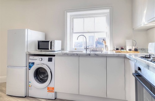 Maidstone Apartment | Modern central 2-Bed Apartment | Parking | Sleeps 5 | Near London Links