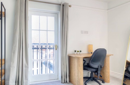 Maidstone Apartment | Modern central 2-Bed Apartment | Parking | Sleeps 5 | Near London Links