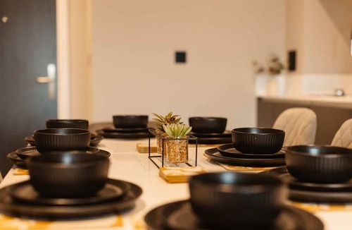 Holbeck Apartment | Modern Central Leeds 3 Bedroom Apartment Sleeps 6