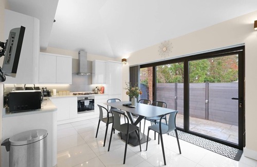 Chessington House | Modern Comfort 2-Bedroom, 2-Bathroom House