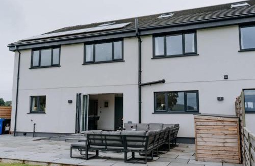 Llanarthney House | Modern Comfort Escape for 12 Guests -Rural Setting