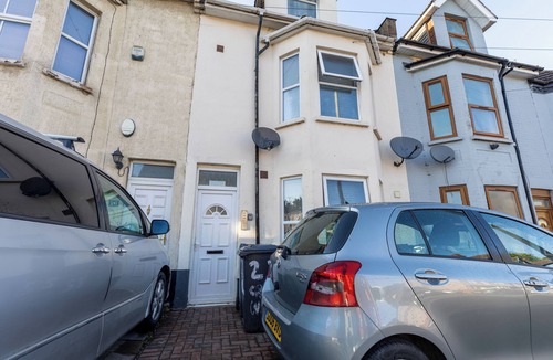 Luton House | Modern Comfortable Studio with kitchenette for 1-2 people, close to station
